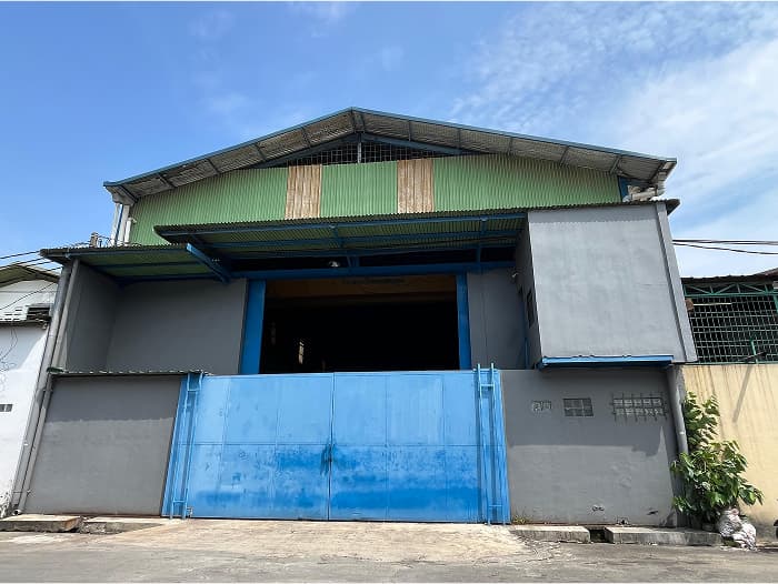 Tim engineer bekerja pada solusi teknologi hijau